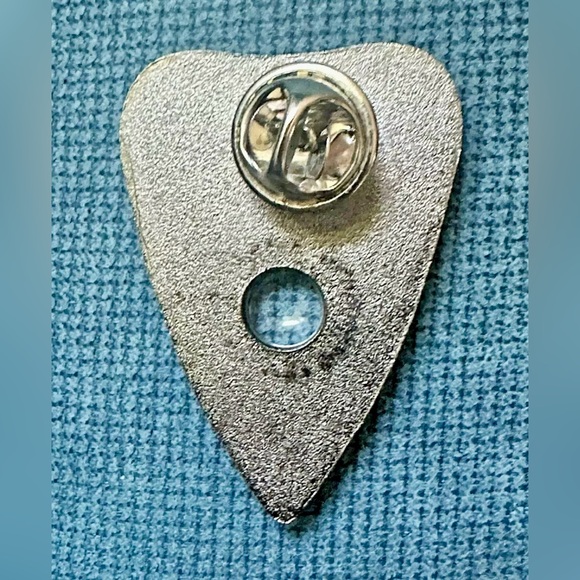 Large White Enamel Lapel Pin - Ouija Board Planchette 1.5" x 1.2" - Magnifying - Picture 3 of 3